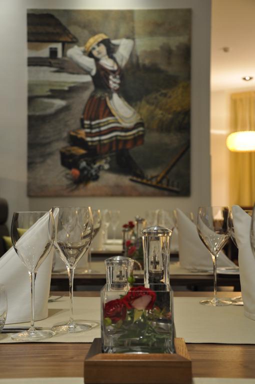 Khortitsa Palace Hotel Zaporizhia Ngoại thất bức ảnh